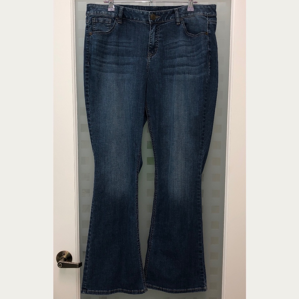🎉3xHP🎉 LANE BRYANT Boot Cut Genuine Fit Jeans Distressed Stretch Size 16R NEW!